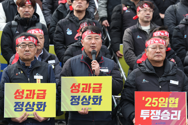 양경수 전국민주노동조합총연맹(민주노총) 위원장(앞줄 가운데)이 지난 19일 서울역 앞에서 열린 ‘전국철도노동조합 파업 돌입 긴급 기자회견’에서 발언하고 있다. 연합뉴스