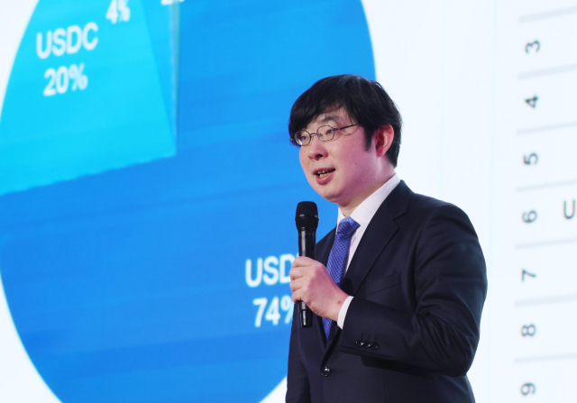 ‘블록체인 위크 인 부산 2025’가 열린 지난 22일 부산 해운대구 시그니엘 부산 그랜드볼룸에서 오카베 노리타카 JPYC 대표가 기조 연설을 하고 있다. 정종회 기자 jjh@