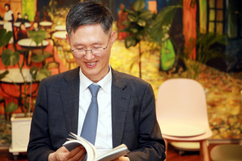 문형배 전 헌법재판소 재판관은 <호의에 대하여>를 출간한 뒤 작가로서 활발한 행보를 보이고 있다. 이 책 책 띠지에 붙은 사진이다. 오마이뉴스 제공