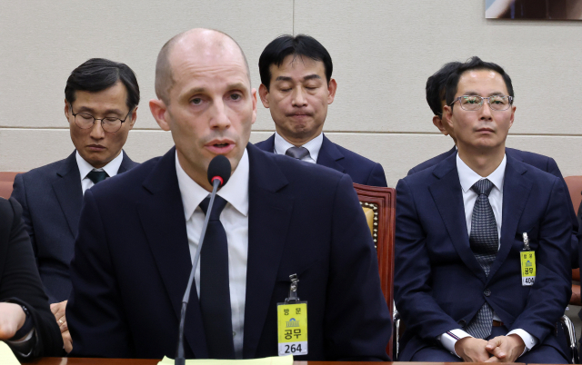 지난 17일 국회 과학기술정보방송통신위원회에서 열린 쿠팡 침해사고 관련 청문회에 증인으로 출석한 해롤드 로저스 쿠팡 대표이사가 의원들 질의에 답변하고 있다. 연합뉴스