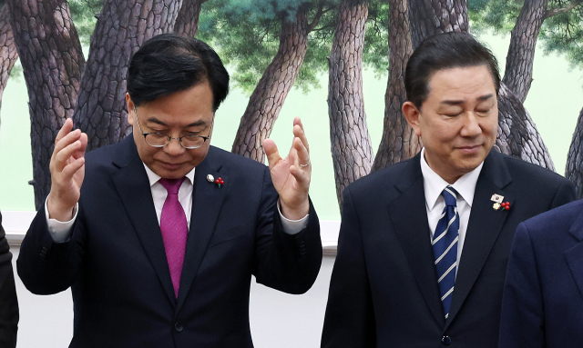 22일 국회 운영위원장실에서 더불어민주당 김병기 원내대표(오른쪽)와 국민의힘 송언석 원내대표가 만나 악수를 나눈 뒤 자리로 향하고 있다. 연합뉴스