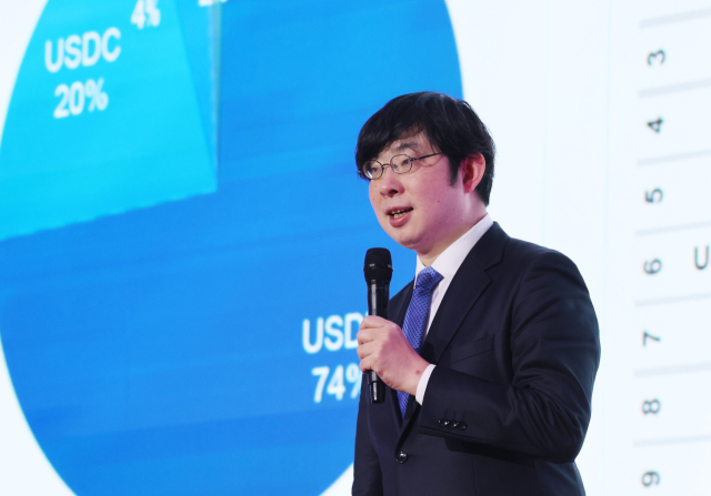 부산일보와 매일경제, 부산디지털자산거래소가 공동 주최한 ‘블록체인 위크 인 부산 2025’가 22일 부산 해운대구 시그니엘 부산에서 열렸다. 기조 연설을 하고 있는 해시드 김서준(위) 대표와 JPYC 오카베 노리타카 대표. 정종회 기자 jjh@