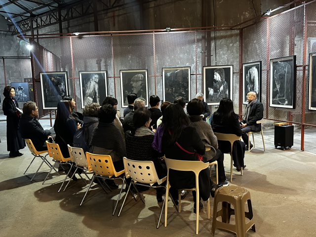 길 후 작가는 개인전 ‘무량대수’(無量大數) 개막일인 지난 12일 영도 스페이스 원지에서 아티스트 토크를 갖고 있다. 김은영 기자 key66@