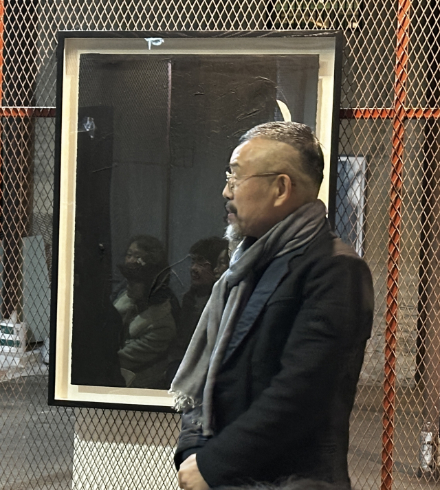 개인전 ‘무량대수’(無量大數) 개막일에 맞춰 지난 12일 부산을 찾은 길 후 작가. 김은영 기자 key66@