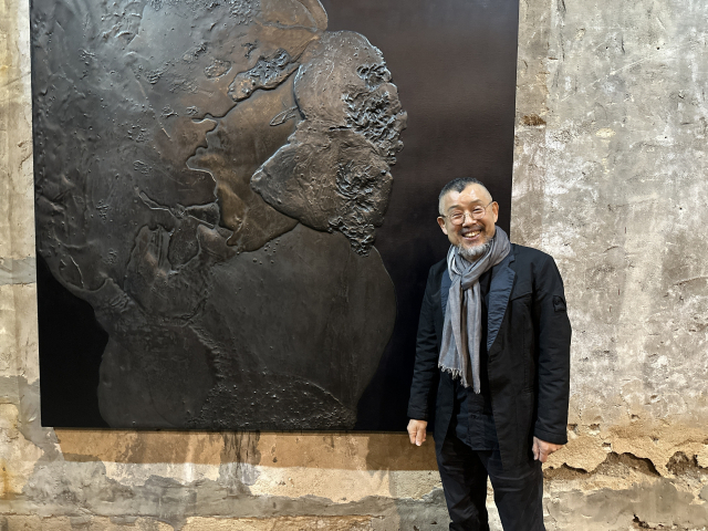 개인전 ‘무량대수’(無量大數) 개막일에 맞춰 지난 12일 부산을 찾은 길 후 작가가 10년 만에 완성한 '마고'라는 작품 앞에서 포즈를 취했다. 김은영 기자 key66@