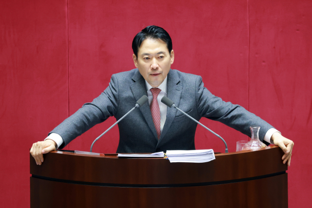 국민의힘 장동혁 대표가 23일 국회에서 열린 12월 임시국회 본회의에서 12·3 윤석열 비상계엄 등에 대한 전담재판부 설치 및 제보자 보호 등에 관한 특별법에 대한 무제한 토론하고 있다. 연합뉴스