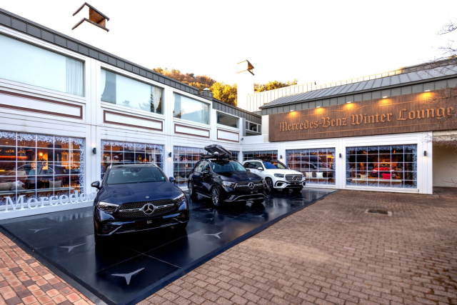 강원도 평창군 용평리조트 내 모나 용평 드래곤밸리 호텔 앞에 마련된 ‘메르세데스-벤츠 윈터 라운지’에 벤츠 차량들이 전시돼 있다. 벤츠코리아 제공