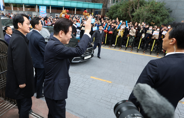 이재명 대통령이 23일 부산 동구 해양수산부에서 개청식에 참석하며 시민들에게 인사하고 있다. 연합뉴스