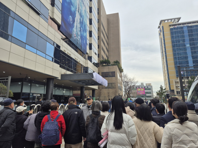 23일 오후 부산 동구 해양수산부 청사 본관 주변에 개청식을 지켜보려는 시민들이 몰렸다. 김동우 기자 friend@