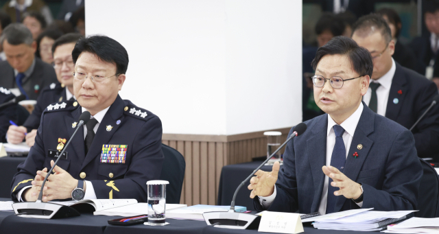 김성범(오른쪽) 해양수산부 장관 직무대행이 23일 오후 부산 동구 해수부 부산청사에서 이재명 대통령에게 업무보고를 하고 있다. 왼쪽은 장인식 해양경찰청장 직무대행. 연합뉴스