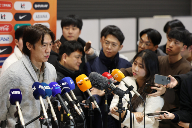 국제축구연맹(FIFA) 2026 북중미 월드컵에 나서는 홍명보 축구대표팀 감독이 월드컵 조 추첨식 참석과 베이스캠프 답사를 마치고 지난 12일 인천국제공항을 통해 귀국한 뒤 취재진과 인터뷰를 하고 있다. 연합뉴스