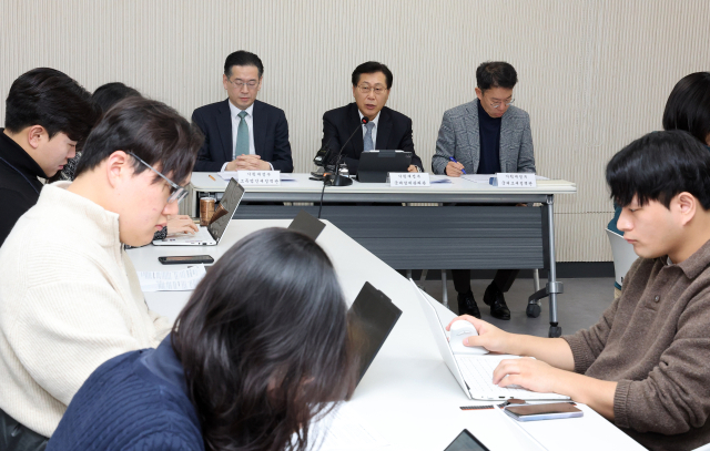 최지영 기획재정부 국제경제관리관(가운데)이 24일 정부세종청사 기재부 기자실에서 국내 투자 및 외환 안정 세제지원 방안에 관해 설명하고 있다. 왼쪽은 박홍기 소득법인세정책관, 오른쪽은 변광욱 국제조세정책관, 연합뉴스