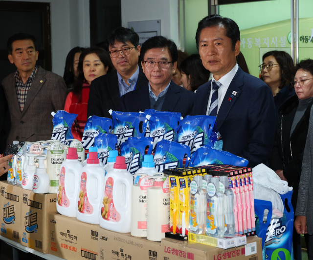 더불어민주당 정청래 대표가 성탄절 이브인 24일 오후 부산 동래구 아동복지시설인 새들원을 찾아 성탄절 선물을 전달하고 있다. 연합뉴스