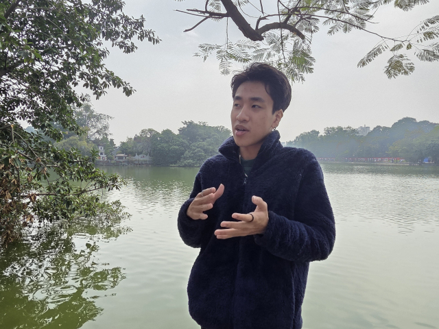 하노이 관광청 바흐 트린 팀장이 호안끼엠 호수의 보행자 친화 정책에 대해 설명하고 있다.