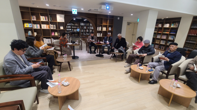 ‘윤좌’ 동인회는 지난 7일 부산근현대역사관 별관 1층에서 ‘부산의 문화사랑방 윤좌 60주년의 발자취’를 주제로 한 출판 기념회를 개최했다. 윤좌 제공