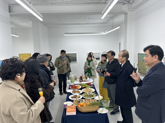 부산 최초의 미술 동인 ‘혁’이 지난 22일부터 오는 30일까지 ‘함께 나눔’전을 수영구 망미동 이웰갤러리에서 열고 있다. 사진은 오프닝 모습. 김은영 기자 key66@