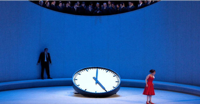 2010년 미국 뉴욕메트로폴리탄오페라에서 공연된 ‘라 트라비아타’의 한 장면. 텅 빈 무대의 거대한 시계는 여주인공 비올레타의 삶이 유한한 시간에 갇혀 있음을 상징한다. 뉴욕메트로폴리탄오페라 홈페이지