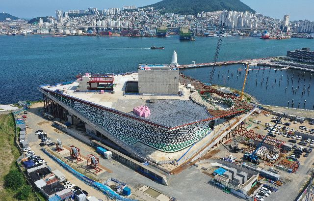 부산 북항재개발구역 내 건립 중인 부산오페라하우스 전경. 정종회 기자 jjh@