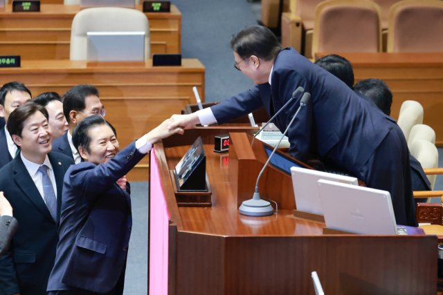 더불어민주당 정청래 대표가 24일 국회에서 열린 12월 임시국회 본회의에서 전날 상정된 정보통신망법 개정안에 대한 무제한 토론(필리버스터) 종결을 위한 투표를 마친 뒤 우원식 국회의장과 악수하고 있다. 연합뉴스