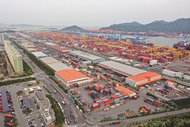 부산진해경제자유구역청이 첫 장기 발전계획을 발표했다. 부산항 신항 배후단지 전경. 부산일보DB