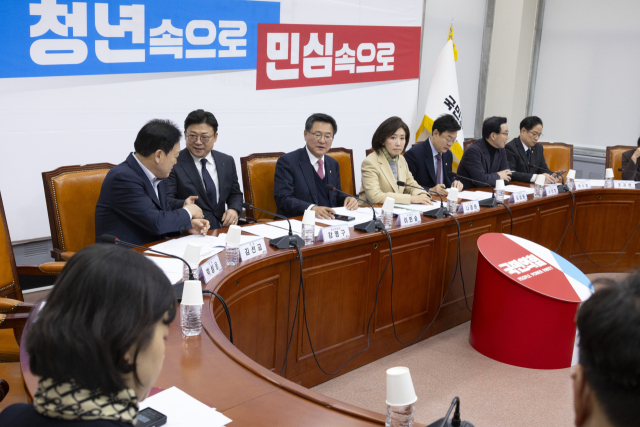 국민의힘 나경원 지방선거 총괄기획단 위원장과 위원들이 지난 23일 국회에서 지선 총괄기획단 전체 회의를 시작하고 있다. 연합뉴스