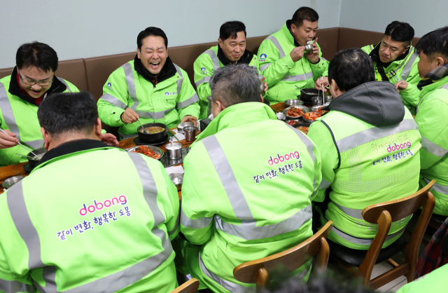 국민의힘 장동혁 대표가 26일 서울 도봉구 일대에서 생활폐기물 상차와 가로청소 봉사활동을 마친 뒤 환경공무관들과 국밥을 함께하며 조찬 간담회를 갖고 있다. 연합뉴스
