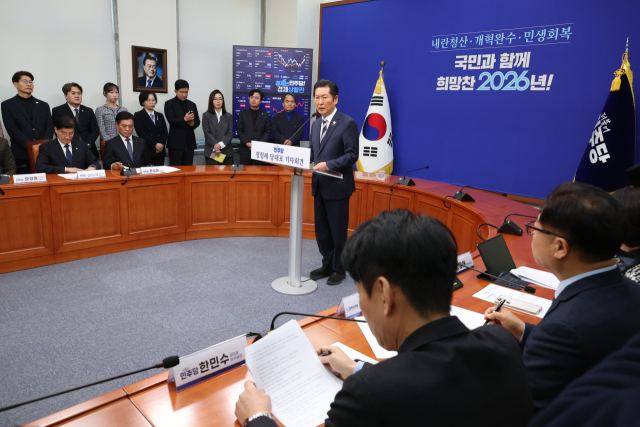 더불어민주당 정청래 대표가 26일 서울 여의도 국회에서 열린 기자회견에서 '2차 종합특검법'의 추진 방향과 '통일교 특검법' 관련 쟁점 등에 대한 입장을 설명하고 있다. 연합뉴스