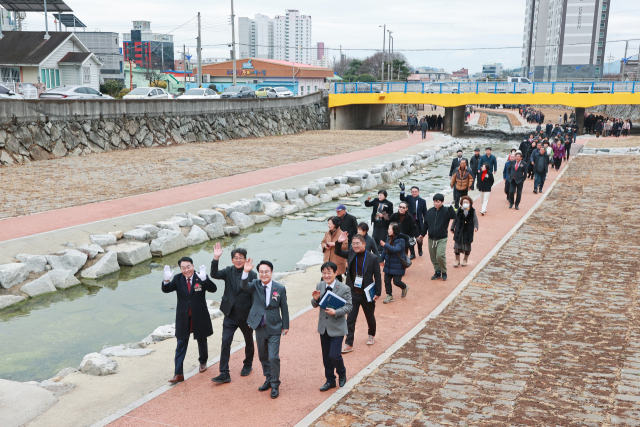 준공식 이후에는 참석자들이 직접 삼천포천 산책로를 걸으며 복원된 하천 환경을 둘러봤다. 사천시 제공