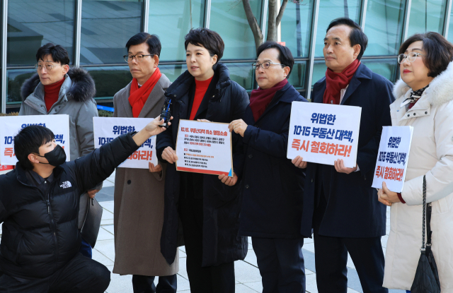 국민의힘 김은혜 의원이 당협위원장, 피해 주민들과 10·15 부동산대책에 대한 행정처분 취소 소송 접수를 위해 26일 서울 서초구 행정법원으로 들어서며 소송 취지를 말하고 있다. 연합뉴스