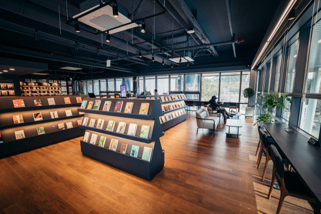 선암호수공원 지관서가는 노인 복지관에 자리 잡아 1층은 복지관을 찾는 어르신들로 북적거리며 2층은 조용하다. 지관 재단 제공