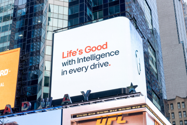 미국 뉴욕 타임스스퀘어 전광판에서 전장 사업의 차별화된 경쟁력을 홍보하고 있는 LG전자의 캠페인 영상.G전자 제공