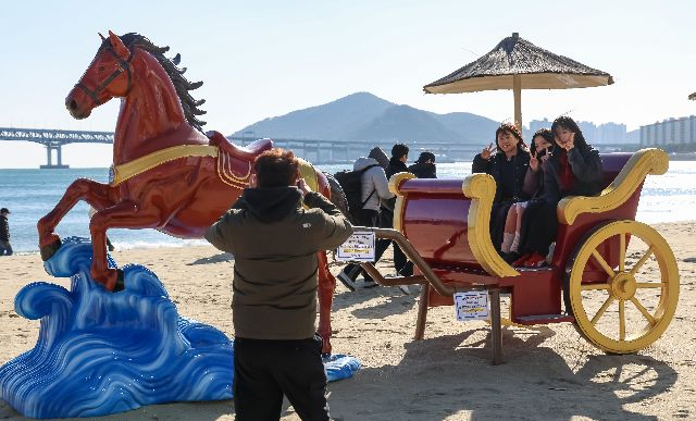 새해 2026년 병오년 붉은 말의 해를 앞두고 지난달 25일 부산 수영구 광안리해수욕장에 말 모양의 새해 조형물이 설치돼 시민과 관광객들의 눈길을 끌고 있다. 김종진 기자 kjj1761@