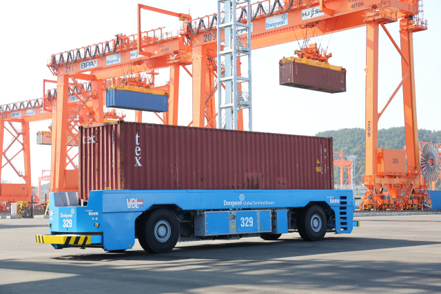 올해 ‘부산항 10대 성과’가 공개됐다. 국내 첫 완전 자동화 부두인 부산항 신항 7부두 야적장을 무인트럭이 주행하고 있다. 부산일보DB