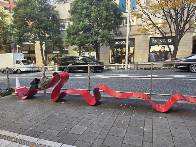 롯폰기 힐스 초입에 있는 우치다 시게루 작가의 ‘I can’t give you anything but love’(내가 줄 수 있는 건 사랑밖에 없어요)에 한 시민이 누워 휴식을 취하고 있다.