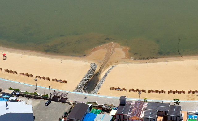 사하구청은 다음 달부터 다대포 동측 해수욕장 우수관로 이전 공사를 진행한다. 부산일보DB
