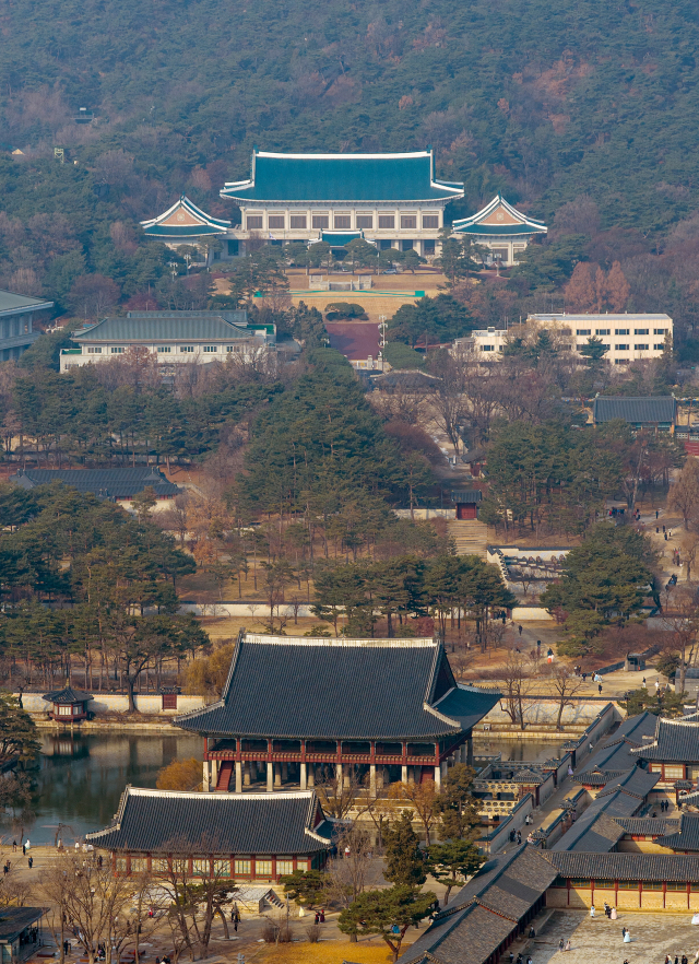 이재명 대통령이 29일 새로 단장한 청와대로 첫 출근한다. 12·3 비상계엄과 탄핵 등으로 얼룩진 '용산 시대'가 3년 7개월 만에 막을 내리고, 청와대 시대가 다시 시작됐다. 서울 종로구 청와대 모습. 연합뉴스