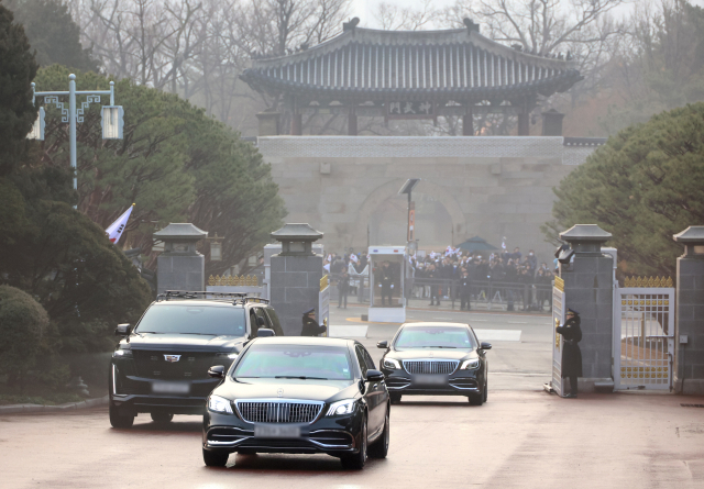 이재명 대통령의 출근 차량 행렬이 29일 청와대 본관으로 들어서고 있다. 대통령이 청와대로 출근하는 것은 문재인 전 대통령이 마지막으로 출근한 퇴임일인 2022년 5월 9일로부터 1천330일 만이다. 연합뉴스