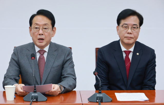 국민의힘 김도읍 정책위의장(왼쪽)이 30일 국회에서 열린 원내대책회의에 참석해 발언하고 있다. 오른쪽은 송언석 원내대표. 연합뉴스
