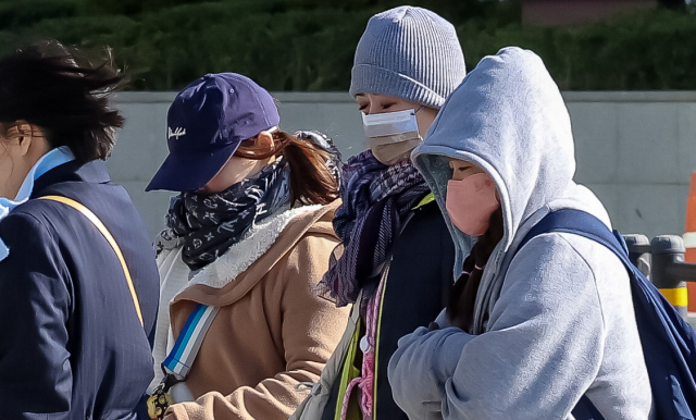 부산 해운대구 해운대해수욕장 인근에서 관광객들이 추위에 발걸음을 재촉하고 있다. 김종진 기자 kjj1761@
