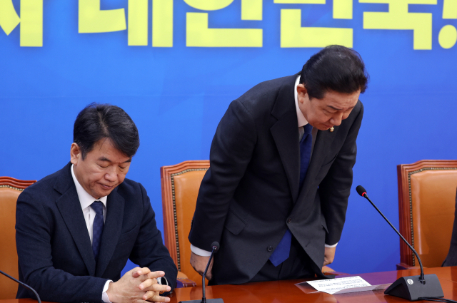 더불어민주당 김병기 원내대표가 30일 서울 여의도 국회에서 열린 민주당 원내대책회의에서 사퇴 의사를 밝히며 인사하고 있다. 연합뉴스