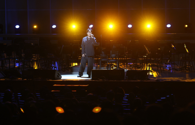 해양수산부의 부산 이전을 환영하고 축하하는 ‘해양수산부 이전 기념 함께해(海) 콘서트’가 부산시와 부산일보 공동주최로 30일 부산시민회관에서 열렸다. 콘서트에서 가수 변진섭이 열창을 하고 있다. 이재찬 기자 chan@