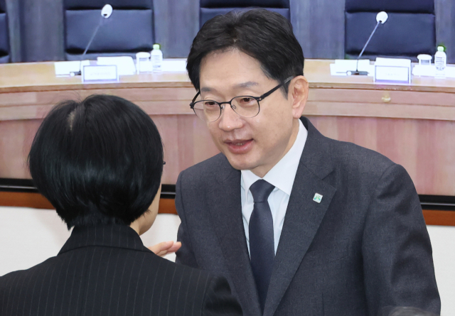 김경수 지방시대위원장이 18일 서울 종로구 정부서울청사에서 열린 제2회 과학기술관계장관회의에서 한성숙 중소벤처기업부 장관과 대화하고 있다. 연합뉴스