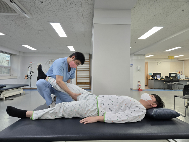 운동치료 모습. 인창요양병원 제공