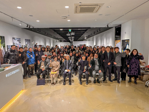 12월 27일부터 2026년 1월 4일까지 소향갤러리에서 개최되는 '제1회 졸업전시회'에서 참가자들이 단체 기념사진을 촬영하고 있다.