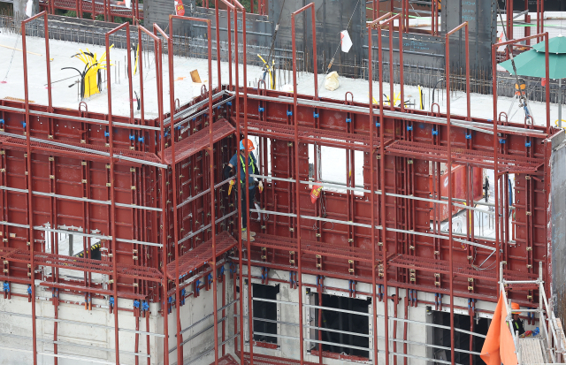 국내 10대 건설사의 정비사업 수주 실적이 50조 원에 육박했다. 서울의 한 건설현장. 연합뉴스