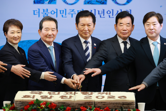 더불어민주당 정청래 대표가 새해 첫날인 1일 서울 여의도 중앙당사 당원존에서 열린 신년 인사회에 참석해 떡케이크를 자르고 있다. 연합뉴스