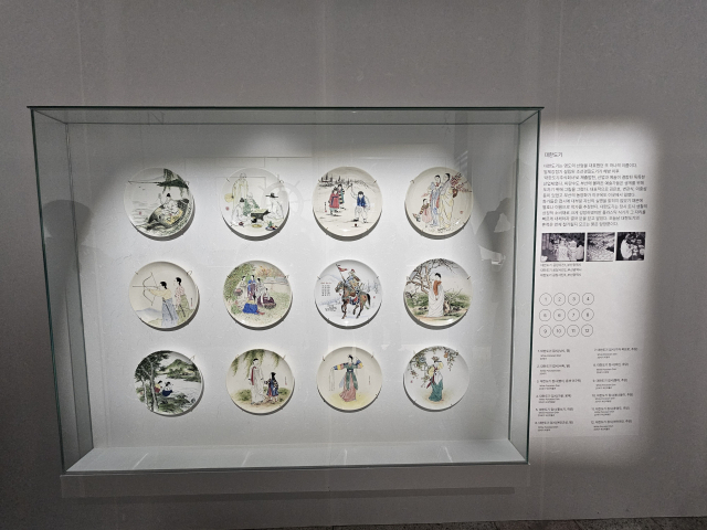 피란수도 시절 화가들이 직접 그림을 그린 대한도기의 페인팅 접시.