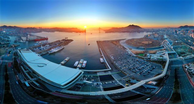 100만 피란민을 품었던 부산은 개방과 포용의 도시다. 저 넓은 바다를 향해 활짝 열린 부산항처럼, 부산의 미래 생존 전략 역시 경계를 허무는 개방성과 포용성에 달려 있다. 어둠을 걷어내는 일출의 기세처럼, 누구에게나 열린 기회의 도시 부산이 되길 기대한다. 정종회 기자 jjh@