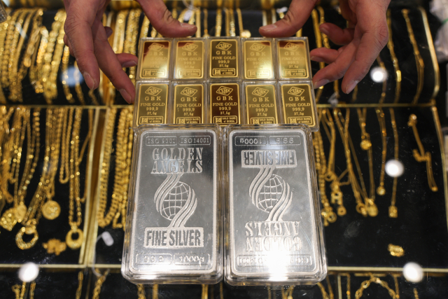 서울 종로구 정인보석에 골드바와 실버바가 놓여있다. 연합뉴스