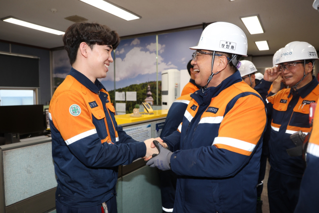 장인화 포스코그룹 회장이 2일 새해 첫 행보이자 현장경영의 일환으로 포항제철소를 찾아 임직원을 격려하고 있다. 연합뉴스